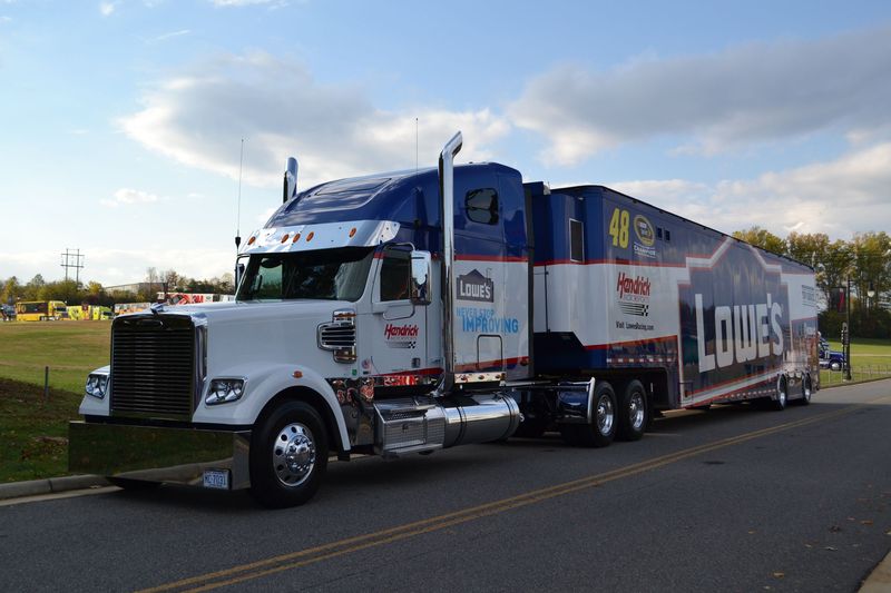 trucks nascar4..jpg