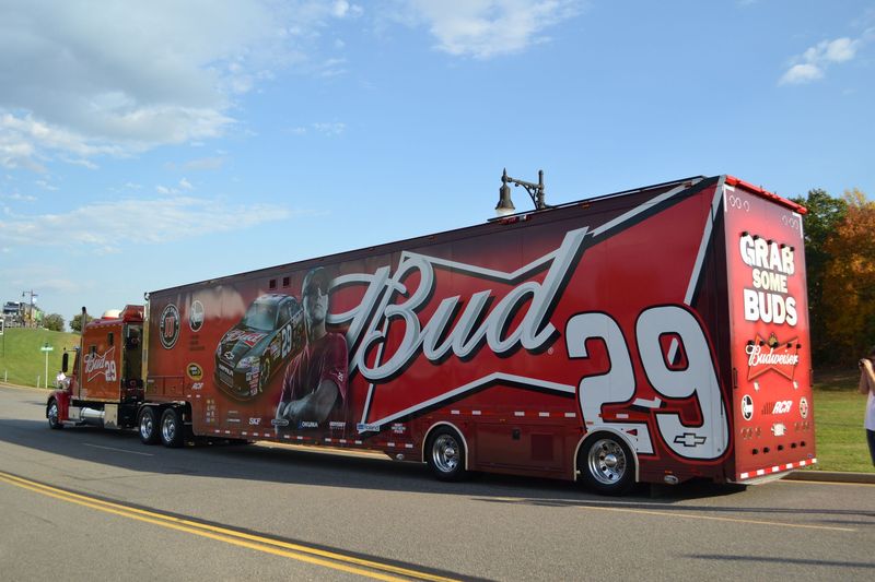 trucks nascar1..jpg