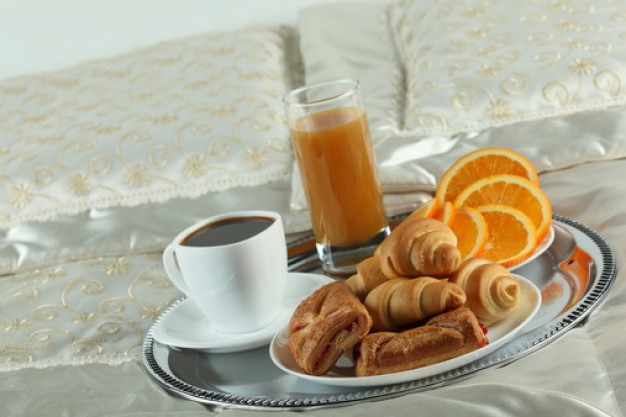 petit-dejeuner-au-lit--fond-blanc--cafe--soucoupes_3330322.jpg