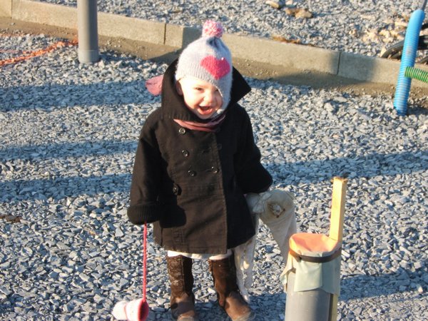 ma fille de 17 mois , mdr de marcher dans sa futur maison