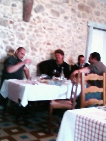 la table avec xavier (un  serper mec), charles dit le druide , dams quiq se force a manger une cote a l os et moi meme
